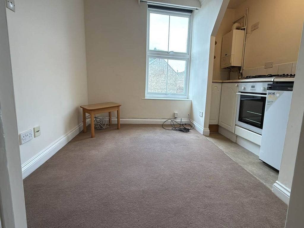Property photo 3 of 7 Kitchen/Lounge