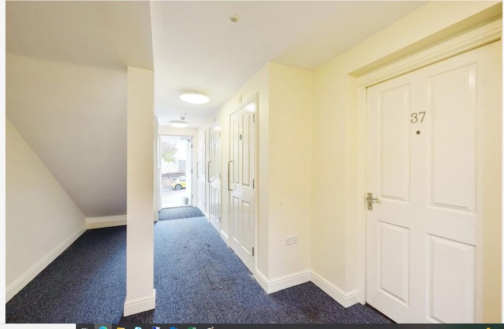 Property photo 3 of 11 Hallway