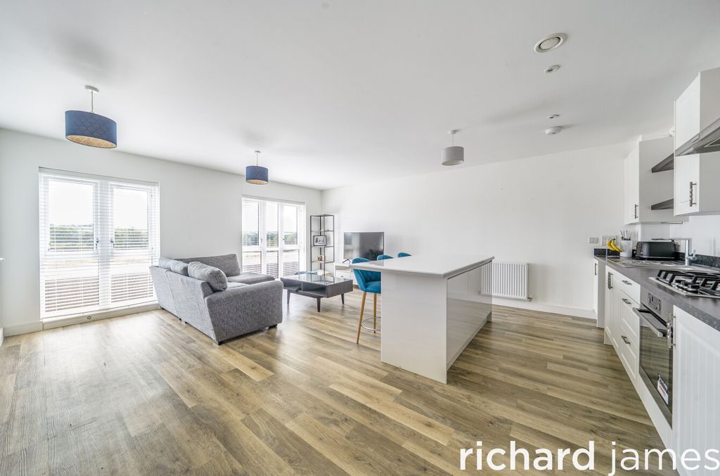 Property photo 2 of 12 21Fe075d7F7645ee8Db4c50Bb0B3d451