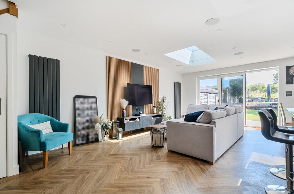 Property photo 3 of 16 1486764-13-6A47E3...