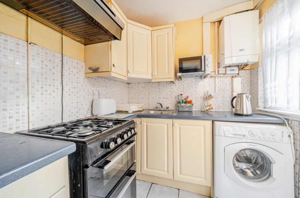 Property photo 3 of 17 1437761-12-69Ca3Ceecb152