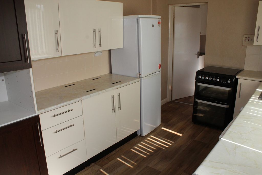 Property photo 2 of 10 Fitted Kitchen