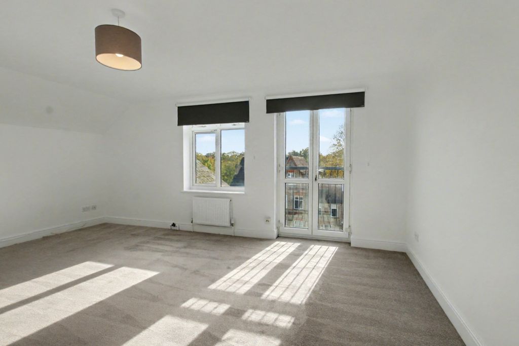 Property photo 3 of 15 3.Lounge.Jpg