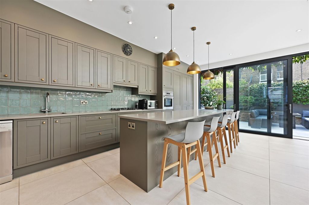 Property photo 2 of 15 St Stephens Avenue - Kitchen