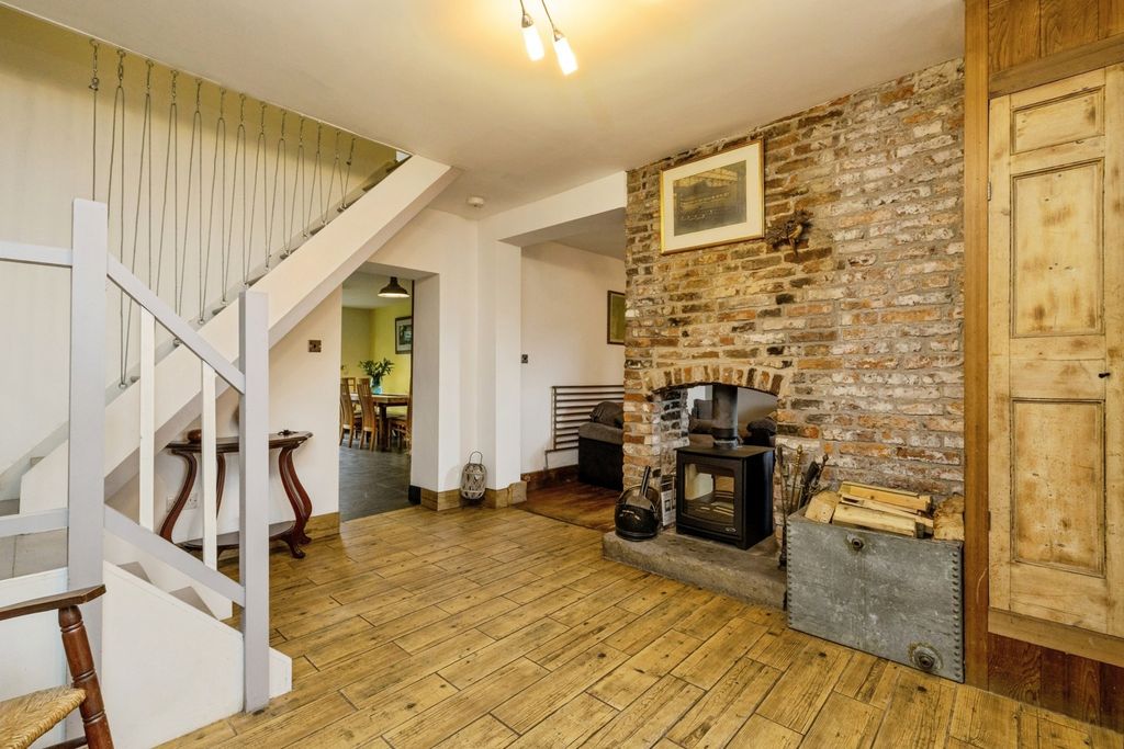 Property photo 2 of 20 Entrance Hall