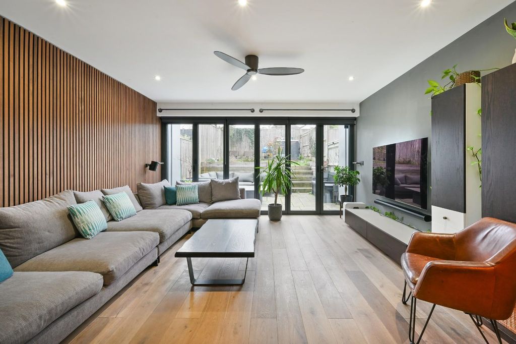 Property photo 2 of 20 Timberyard Mews