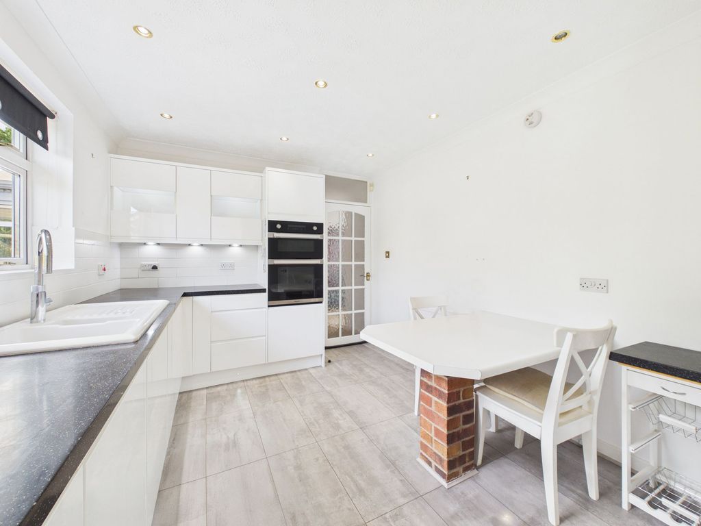 Property photo 3 of 21 Breakfast Kitchen