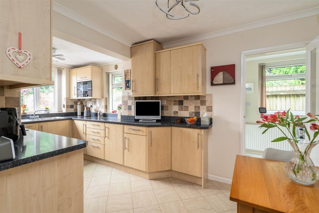 Property photo 3 of 12 46 Hornbrook Grove_8.Jpg