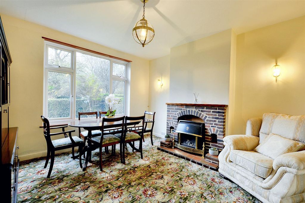 Property photo 3 of 21 Lounge