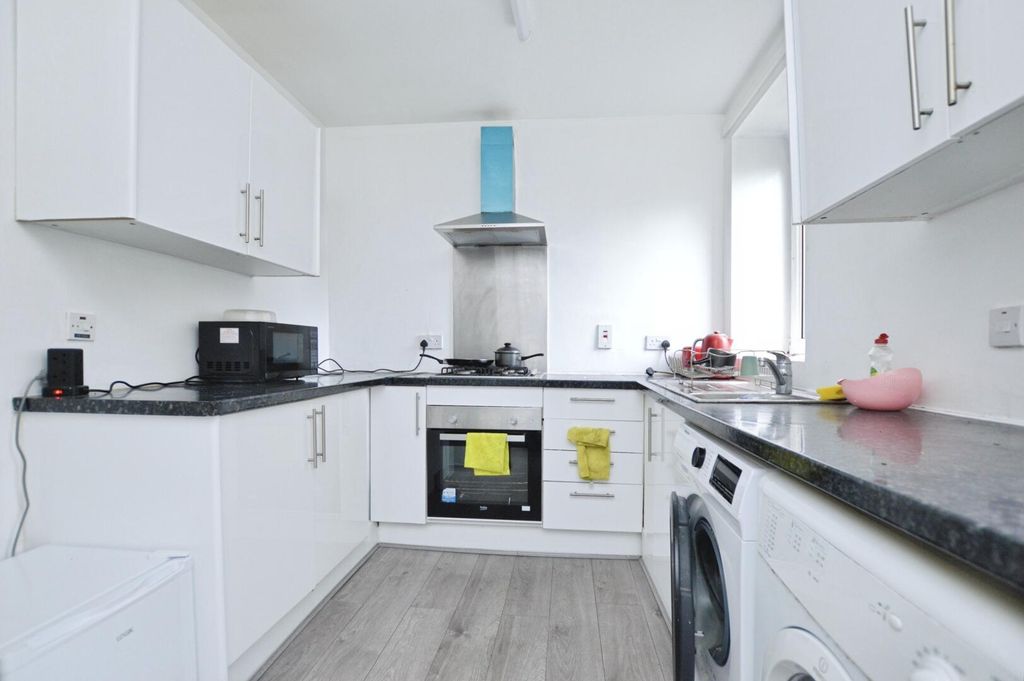 Property photo 3 of 5 Kitchen