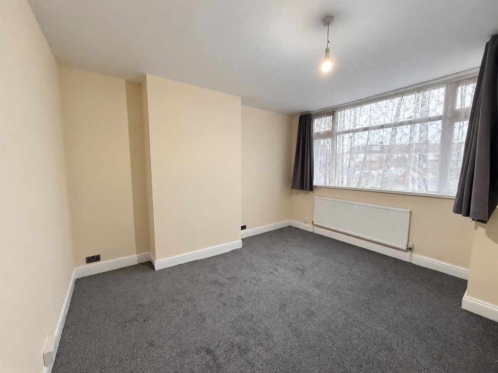 Property photo 3 of 14 Empty Cream Room With Window And Radiator.Png
