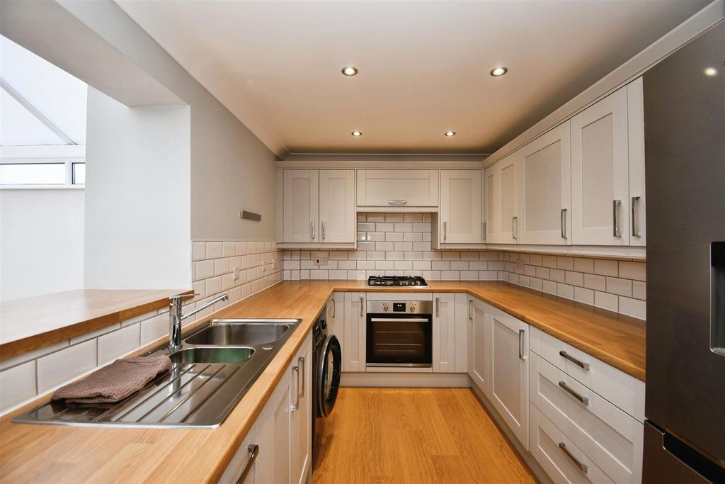Property photo 3 of 16 Kitchen