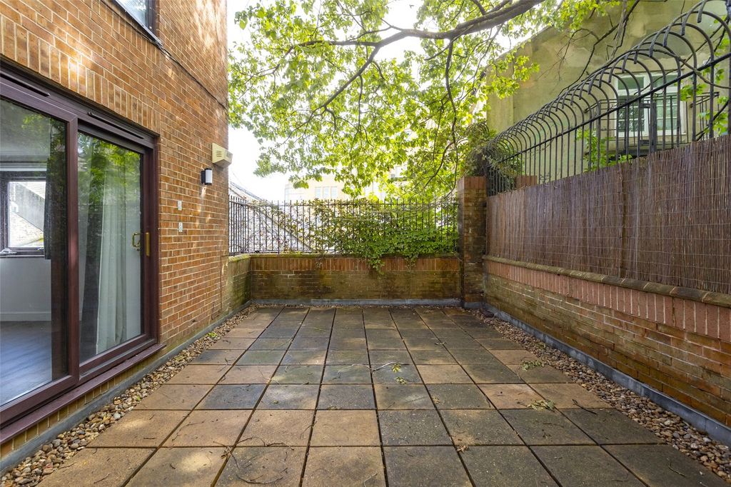 Property photo 2 of 8 Courtyard