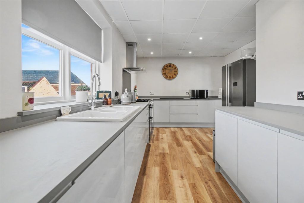 Property photo 3 of 31 Kitchen