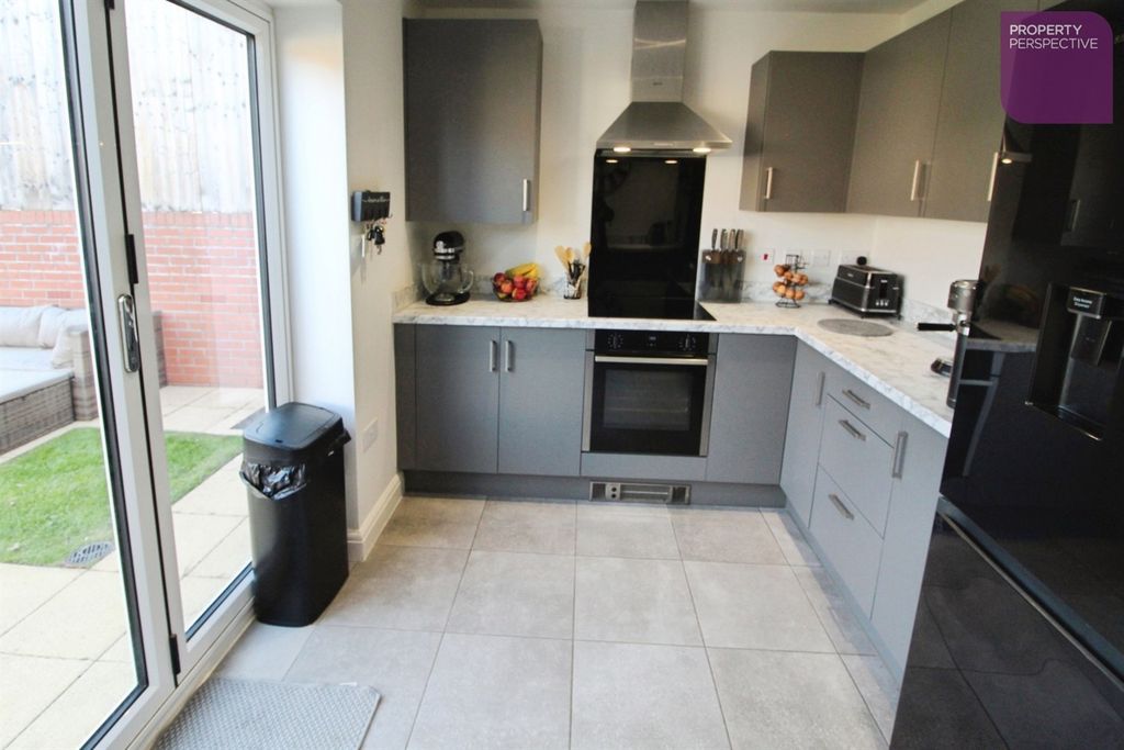 Property photo 3 of 11 Kitchen
