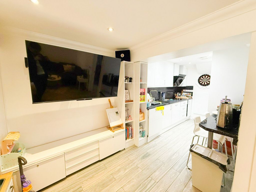 Property photo 3 of 9 Photo 7