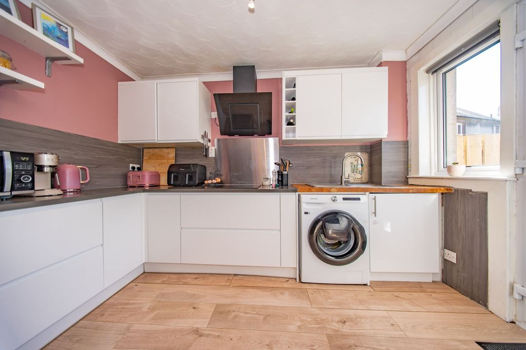 Property photo 3 of 21 Kitchen