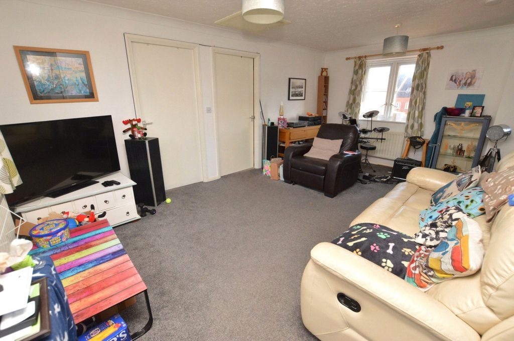 Property photo 3 of 9 Living Room