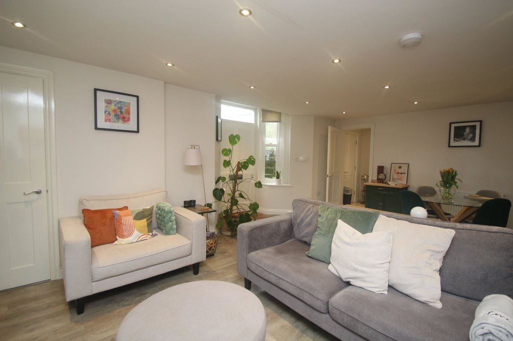 Property photo 2 of 11 Picture No. 12