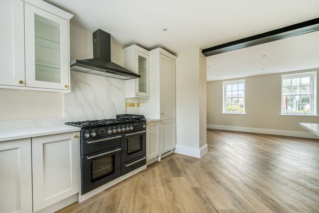 Property photo 2 of 34 Picture No. 15