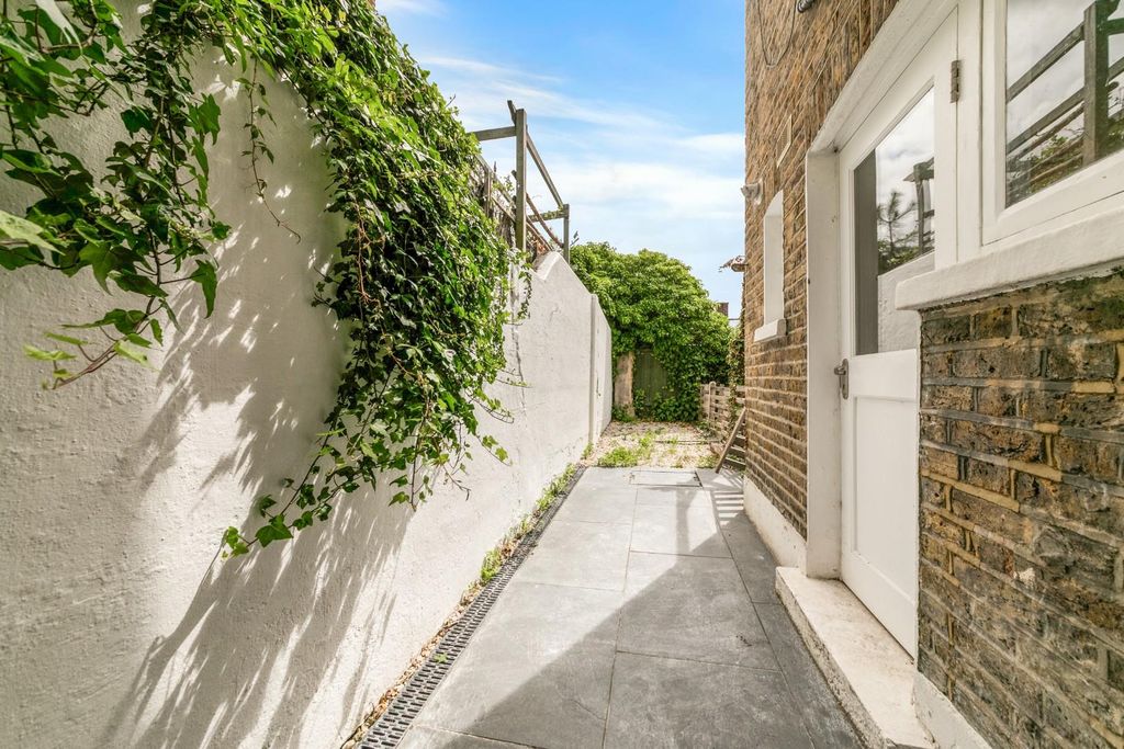 Property photo 3 of 10 86537-Jm-Propworld-24A Oaksford Avenue -61.Jpg