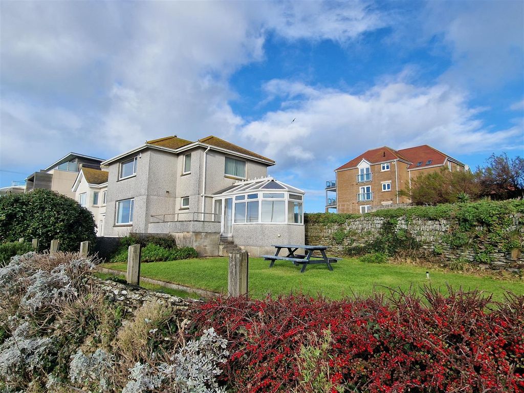 Property photo 2 of 26 House And Garden Main