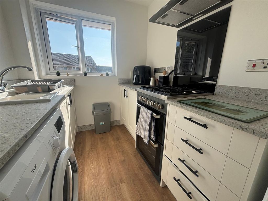 Property photo 3 of 7 Kitchen