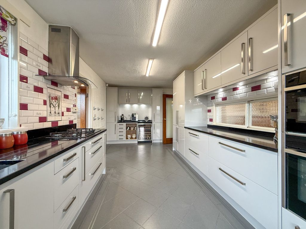 Property photo 3 of 33