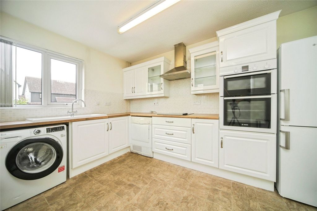 Property photo 3 of 11 Kitchen