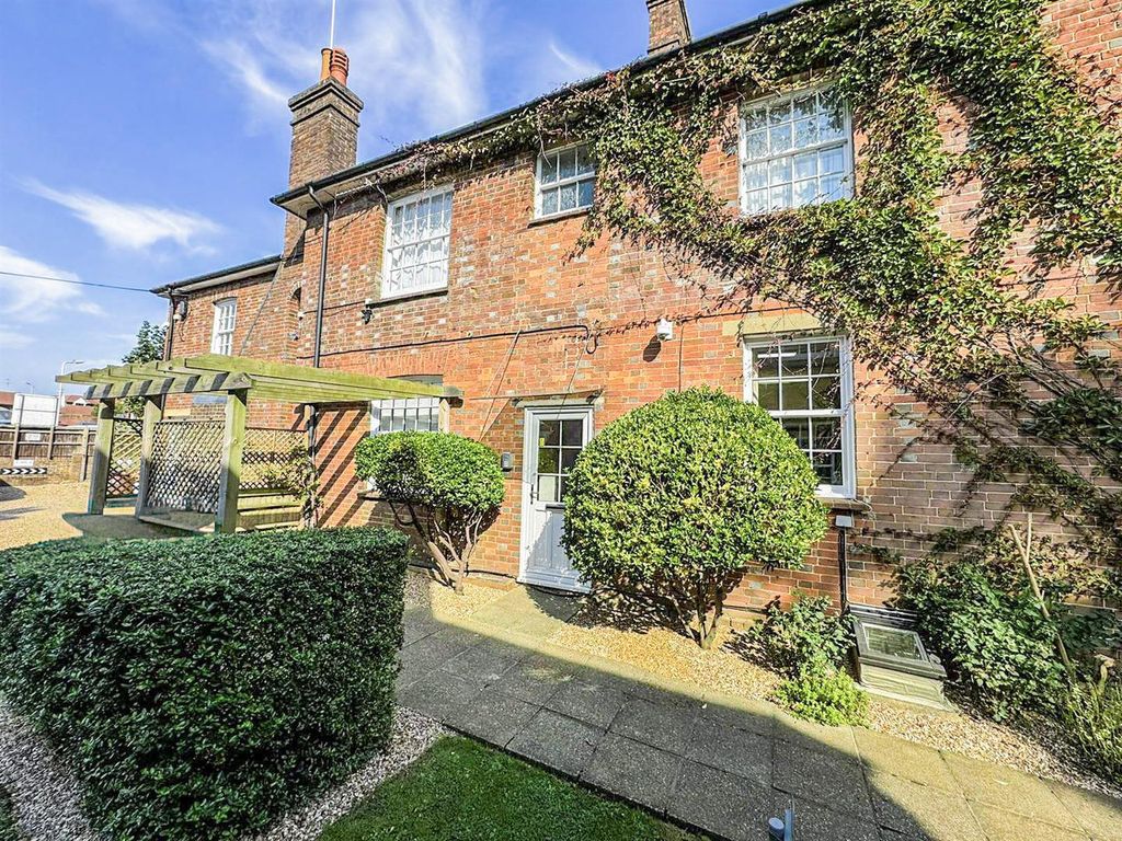 Property photo 1 of 13 Back