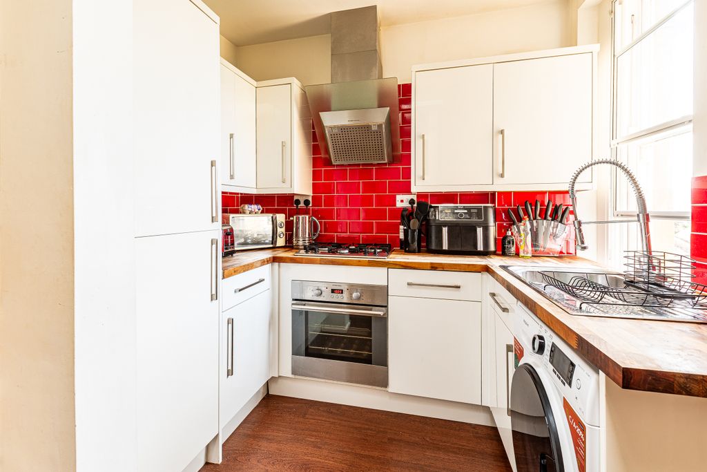 Property photo 3 of 10 Kitchen