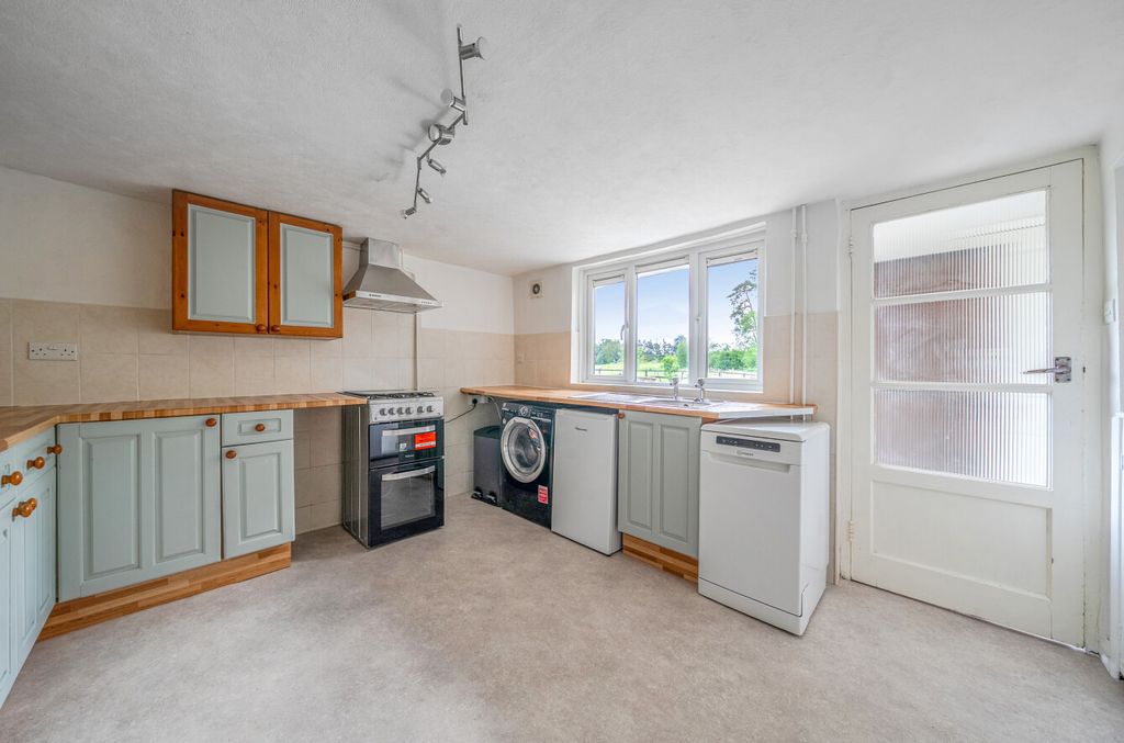 Property photo 2 of 21 1451925-18-6A05Aa...