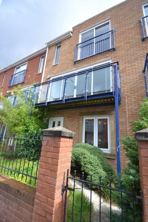 Property photo 1 of 12 4 Bedroom House For Rent