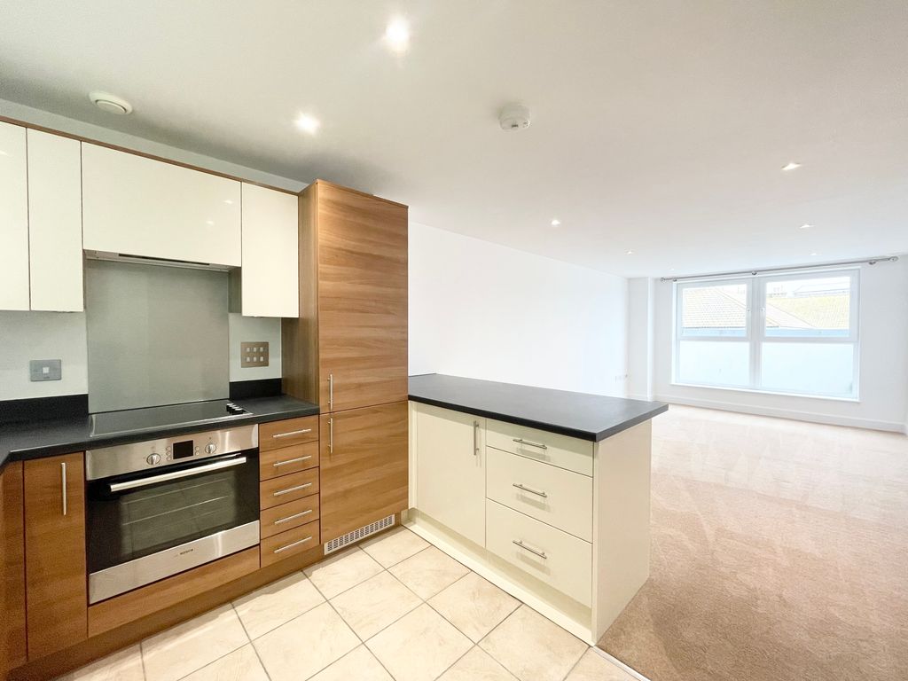 Property photo 3 of 11 Kitchen