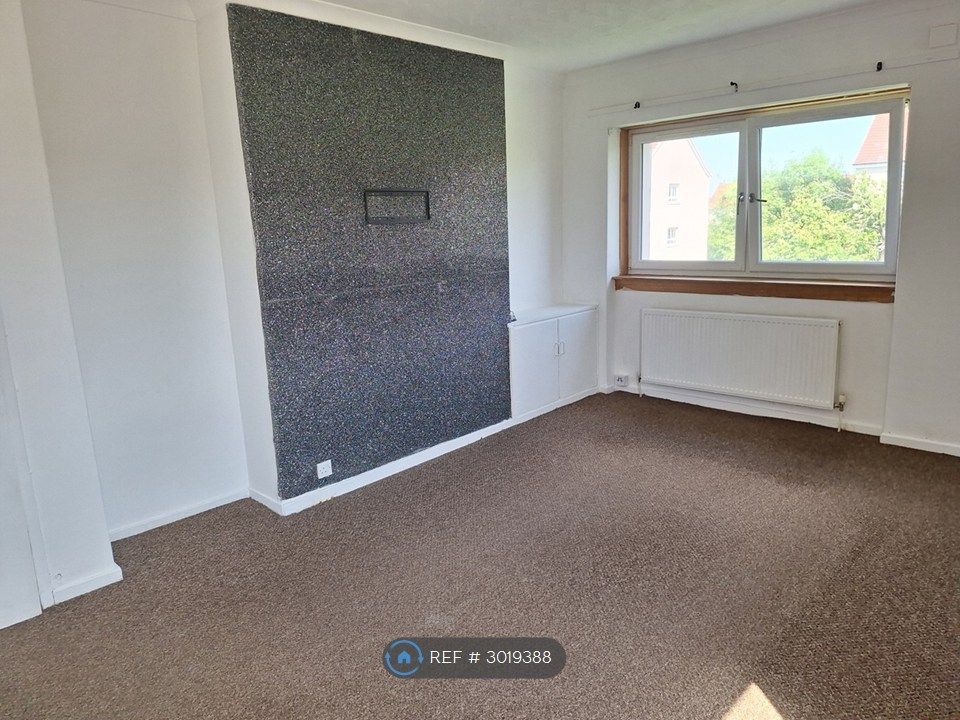 Property photo 2 of 16 Living Room
