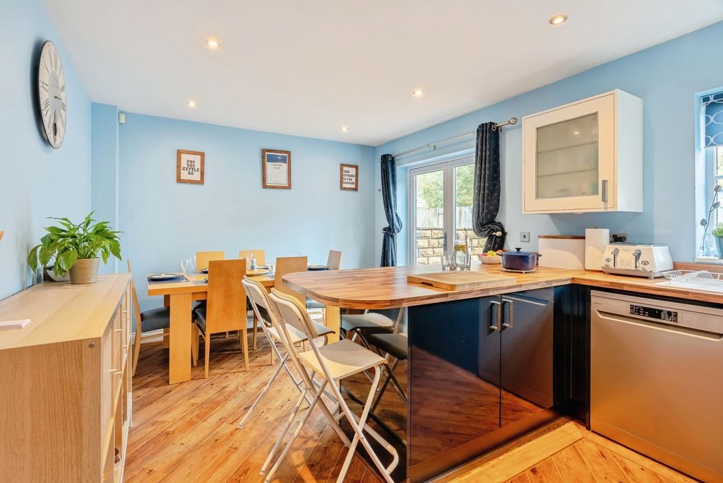 Property photo 3 of 17 Photo