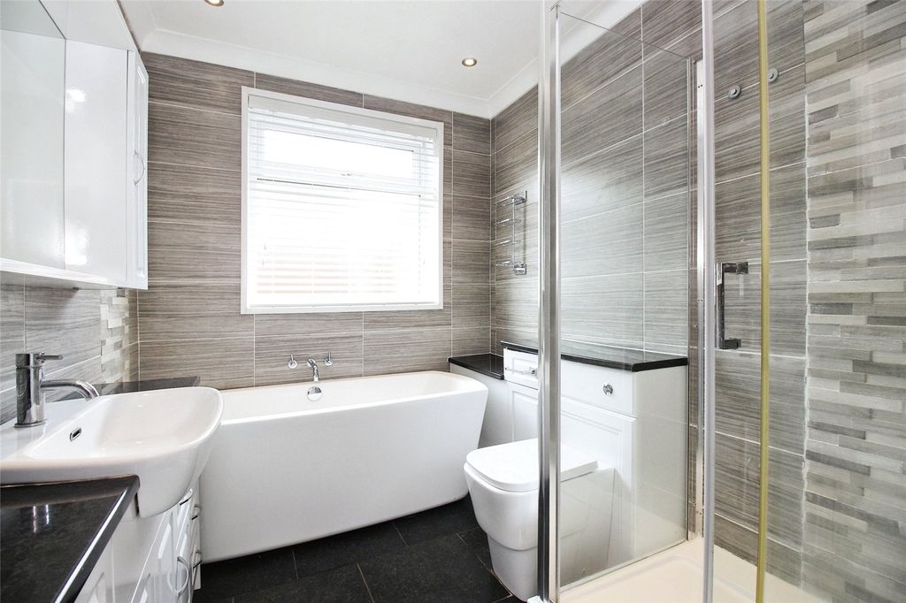 Property photo 3 of 11 Bathroom