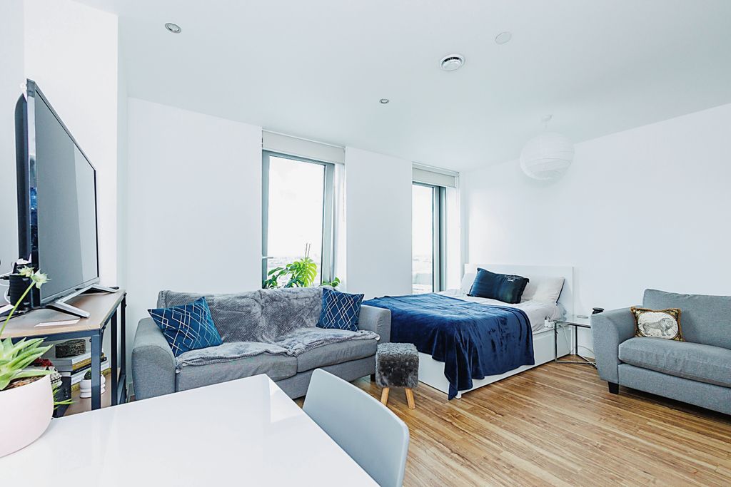 Property photo 1 of 16 Living/Sleeping Area