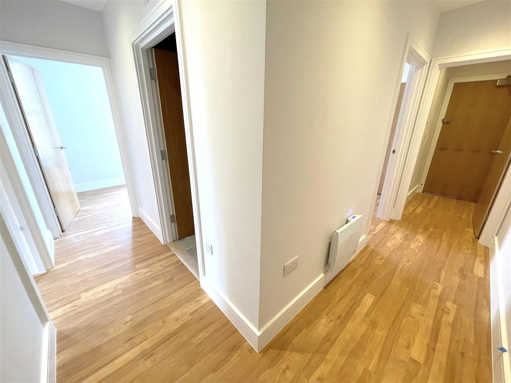 Property photo 3 of 8 Entrance Hall