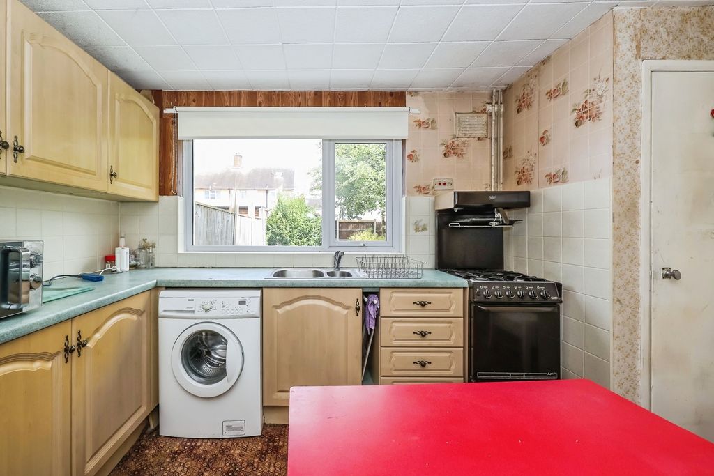Property photo 2 of 13 Fitted Kitchen