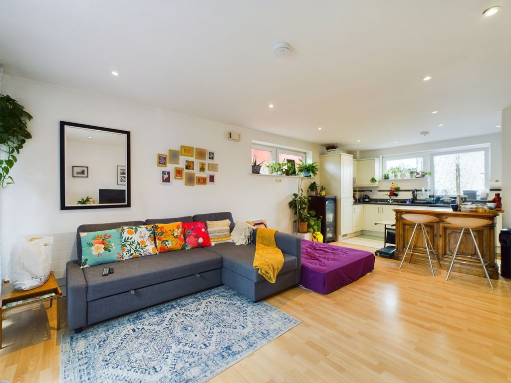 Property photo 2 of 10 Cam01909G0-Pr0059-Still007