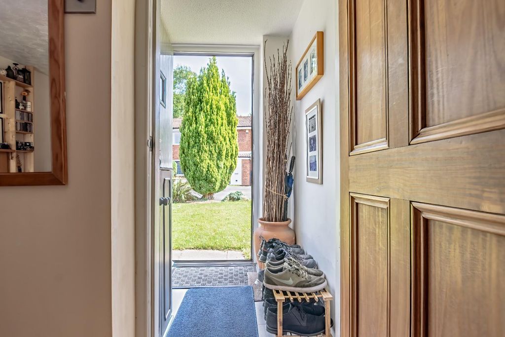 Property photo 2 of 27 Entrance Hall