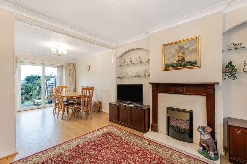 Property photo 2 of 17 Through Lounge