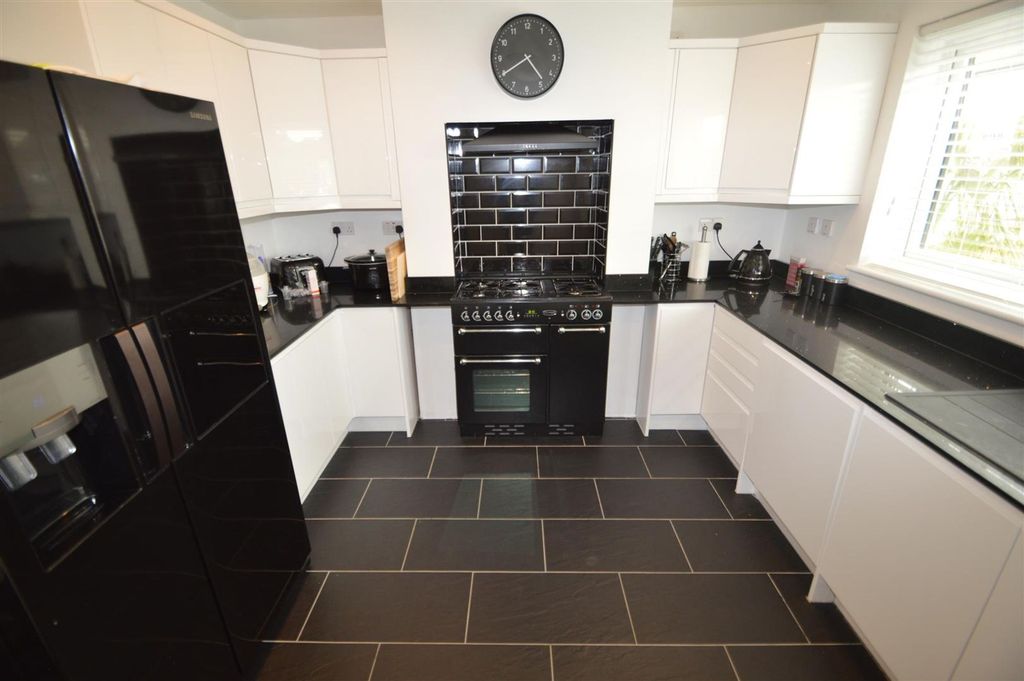 Property photo 1 of 4 Kitchen