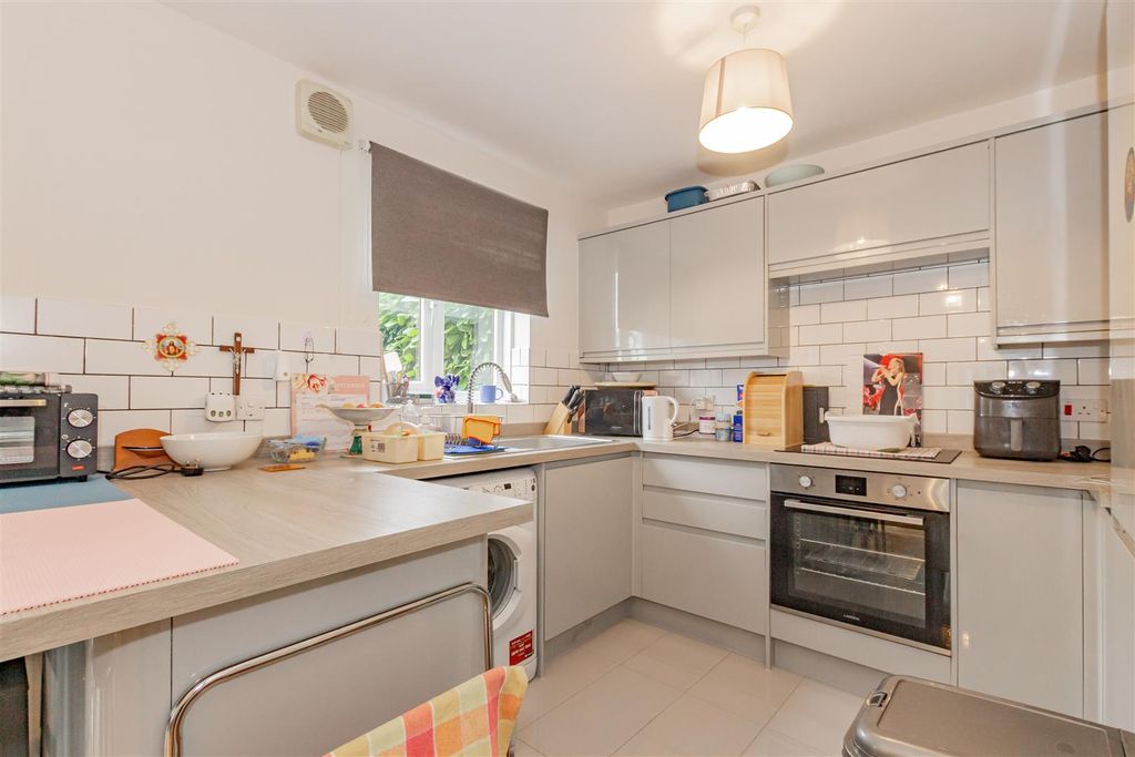 Property photo 2 of 11 Kitchen