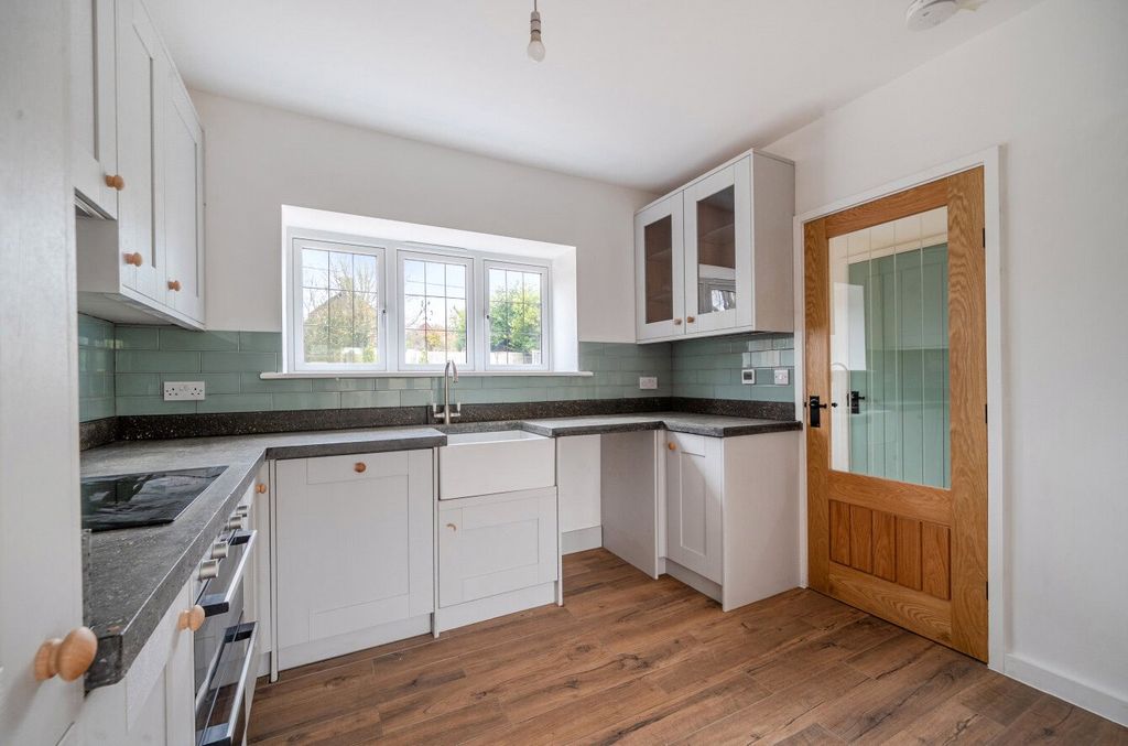 Property photo 2 of 22 1399672-19-696E02...