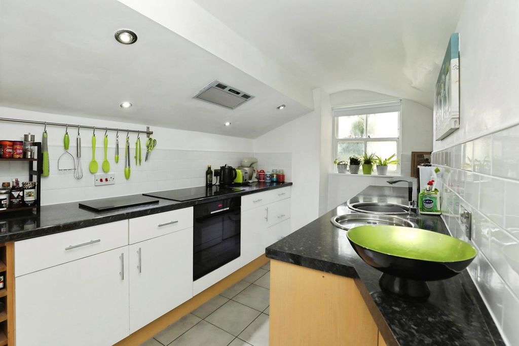 Property photo 3 of 11 Kitchen