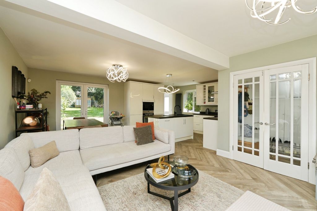 Property photo 2 of 13 Lounge