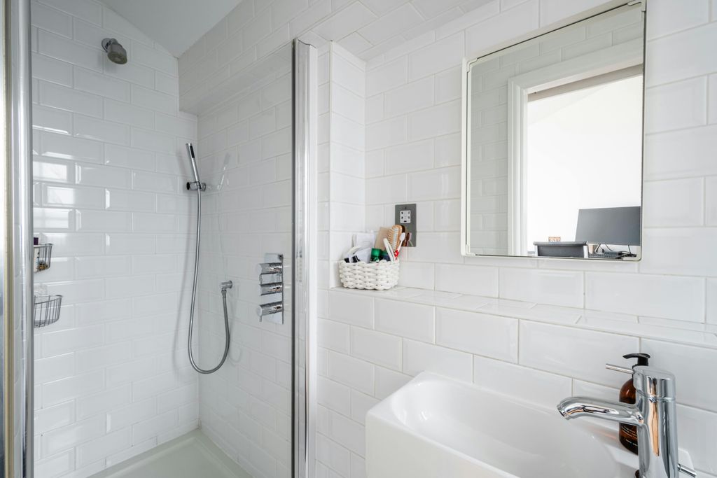 Property photo 3 of 17 Hanbury St 4A - 15.Jpg