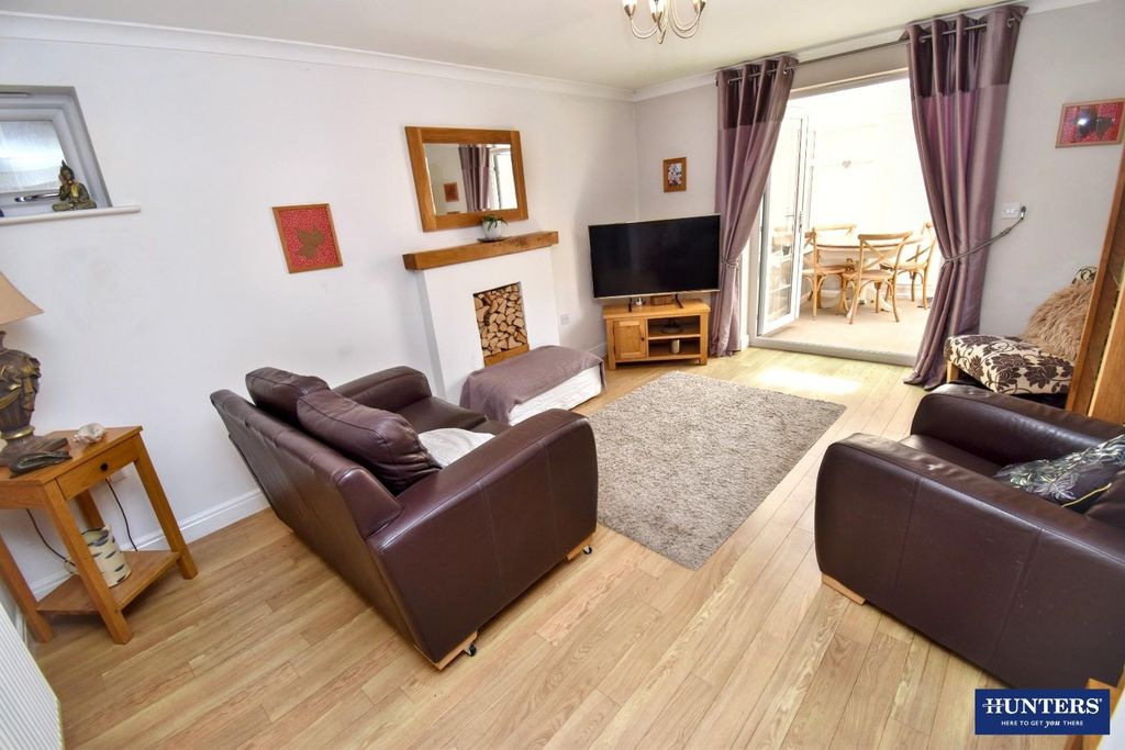 Property photo 2 of 16 Lounge